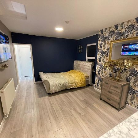 Selection Of Stylish Apartments Within Walking Distance Of Cardiff City Centre Exterior photo