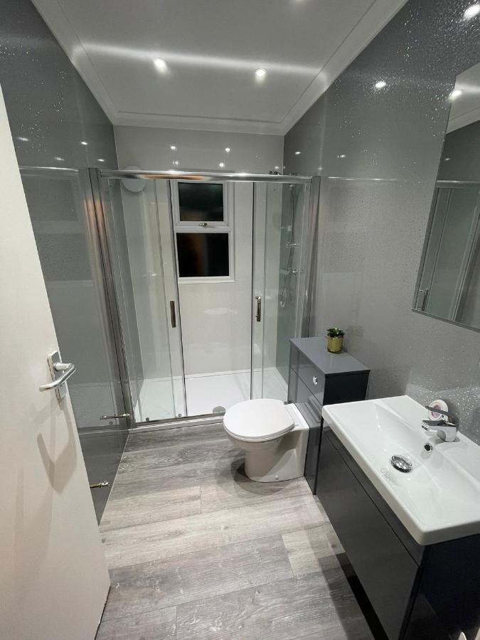 Selection Of Stylish Apartments Within Walking Distance Of Cardiff City Centre Exterior photo